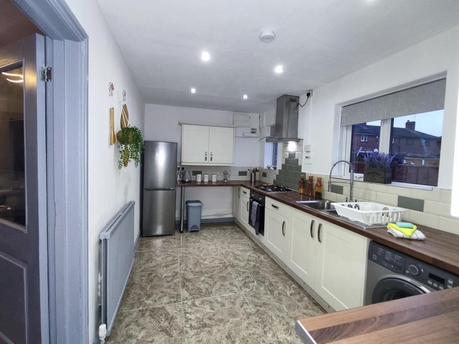 Comfortable 3 Bedrooms Leeds Beach House - Ideal For Family And Contractors - Free Parking For 2 Cars Dış mekan fotoğraf