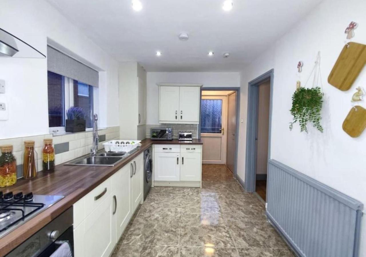 Comfortable 3 Bedrooms Leeds Beach House - Ideal For Family And Contractors - Free Parking For 2 Cars Dış mekan fotoğraf
