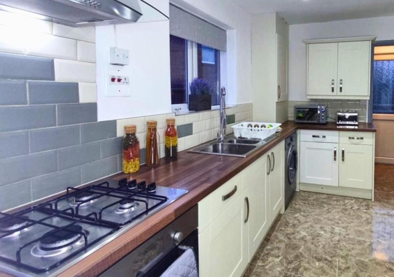 Comfortable 3 Bedrooms Leeds Beach House - Ideal For Family And Contractors - Free Parking For 2 Cars Dış mekan fotoğraf